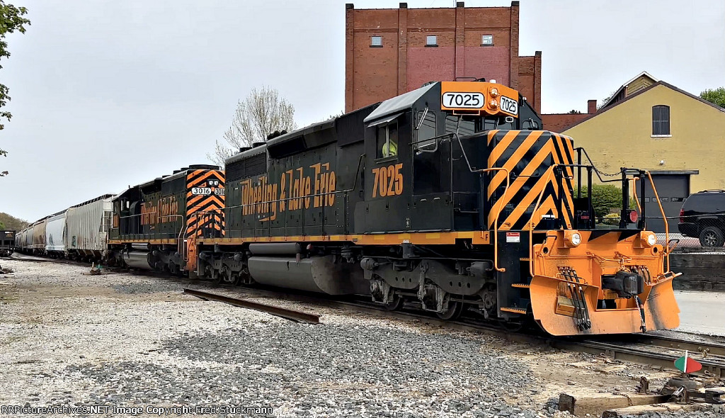 WE 7025 & 3016 lead 291 at Summit St.